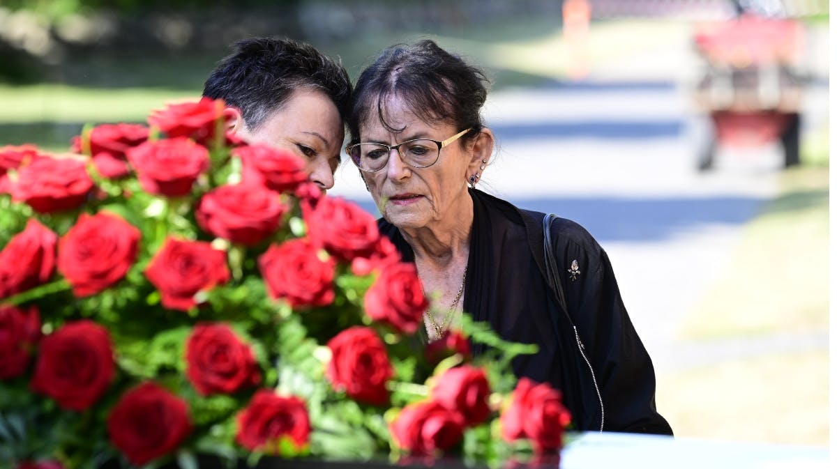 June Belli ved Peter Bellis kiste