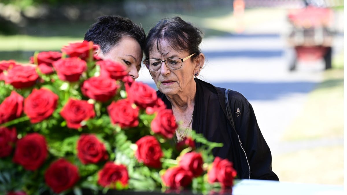 June Belli ved Peter Bellis kiste