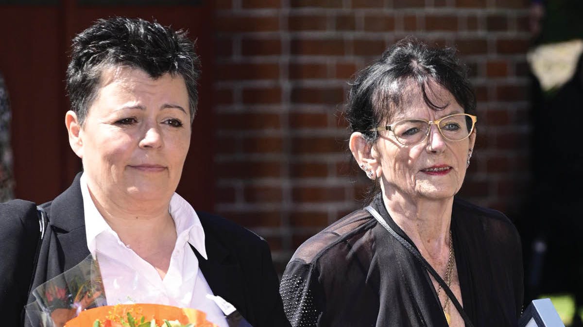 June Belli. Til venstre ses bedemand Lotte Søgaard.