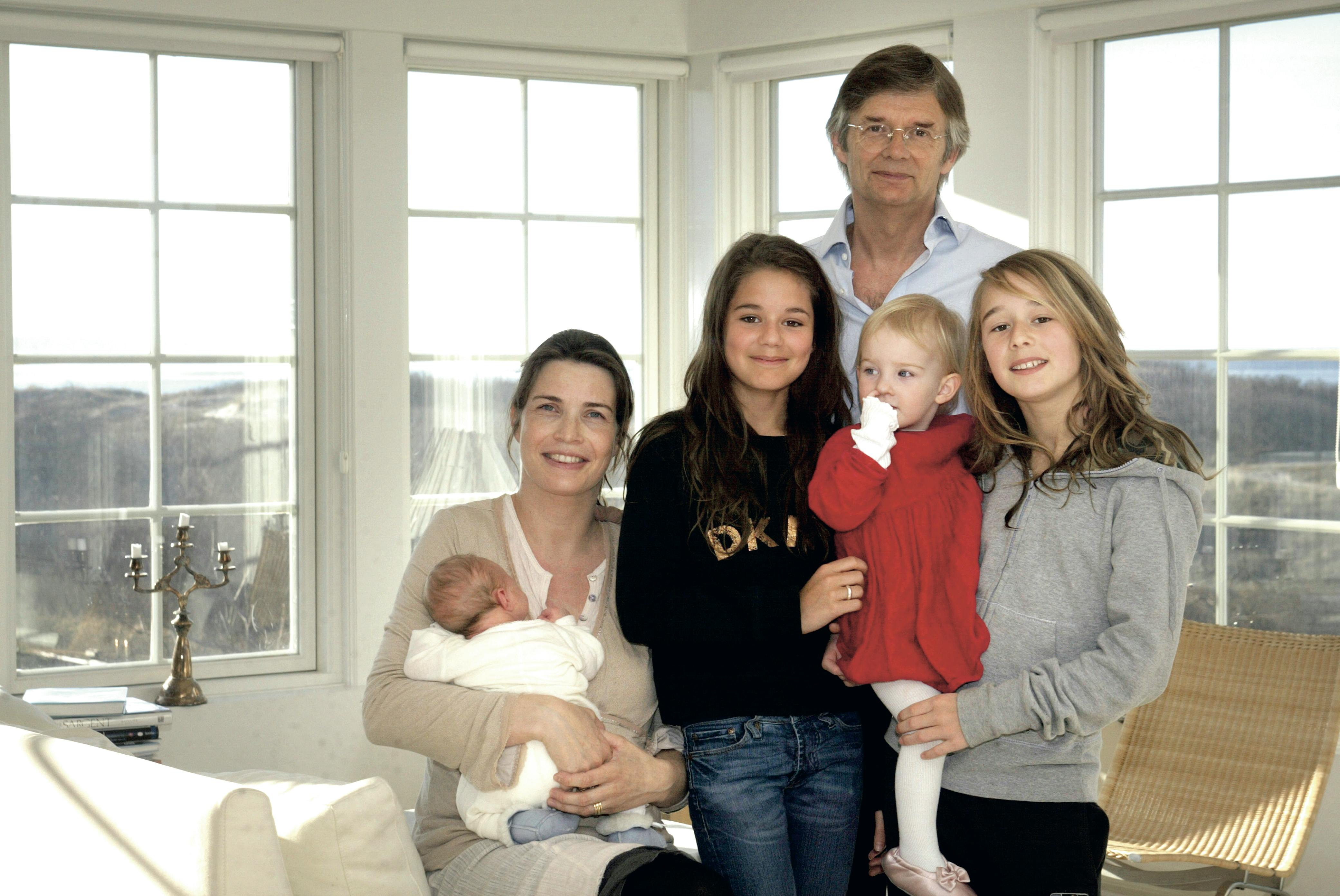 Asta og Alba august fotograferet i 2005 med deres far, Bille August, og bonusmor, Sara-Marie Maltha, samt lillesøster Amaryllis, som Alba har på armen, og lillebror Amadeus, der dengang var nyfødt.&nbsp;

