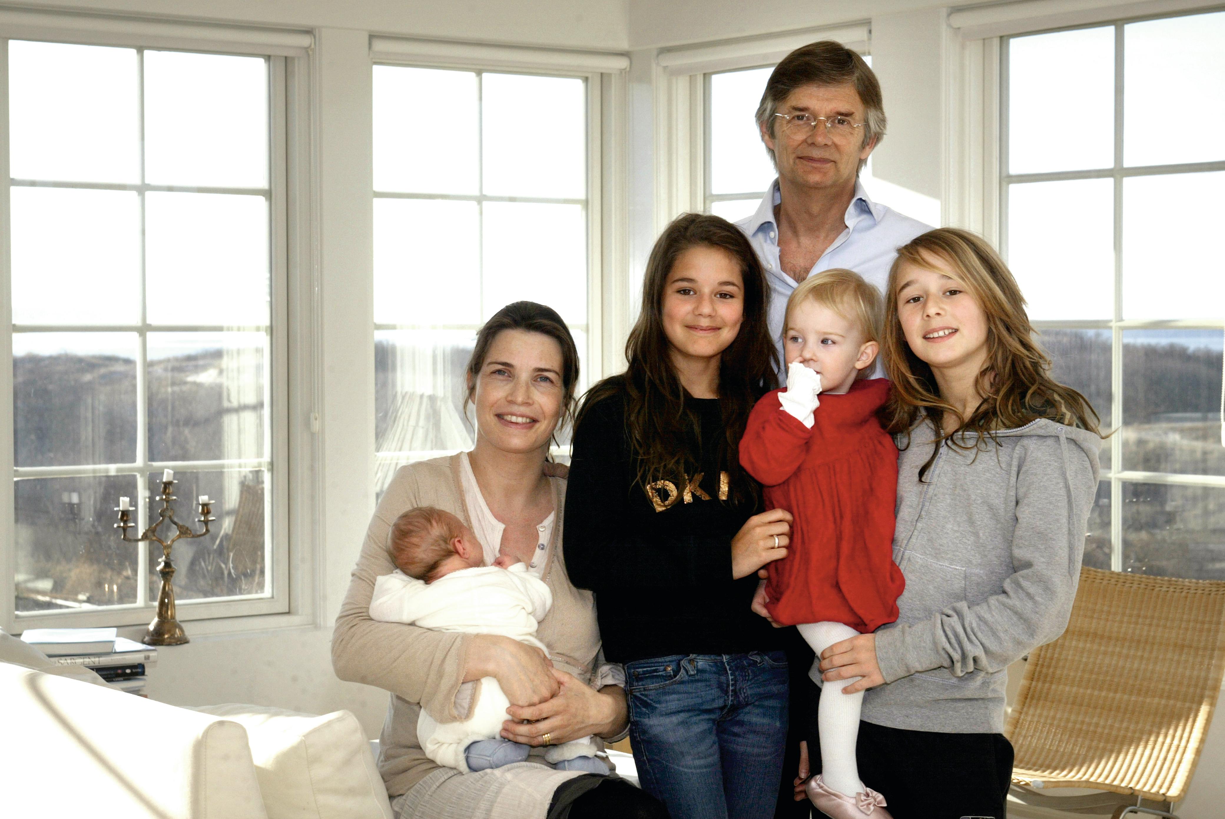 Asta og Alba august fotograferet i 2005 med deres far, Bille August, og bonusmor, Sara-Marie Maltha, samt lillesøster Amaryllis, som Alba har på armen, og lillebror Amadeus, der dengang var nyfødt. 