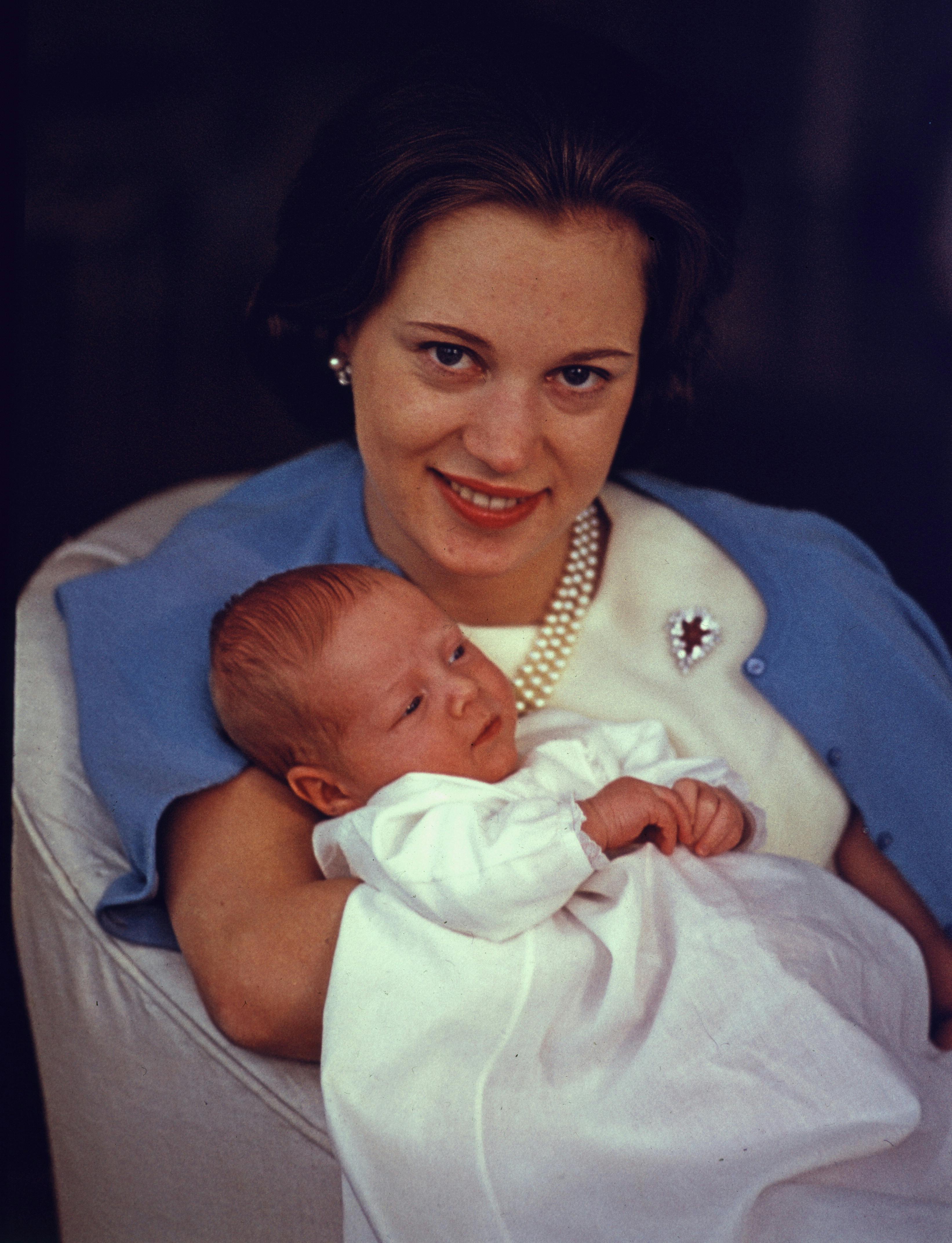 Prinsesse Benedikte med en nyfødt prins Gustav i armene.
