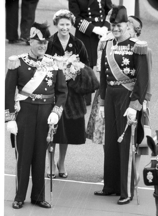 Kong Olav 5. af Norge og kong Frederik 9. af Danmark. Bagved ses Olavs datter, prinsesse Astrid, i forbindelse med et officielt besøg i Danmark. De to konger var fætre.&nbsp;
