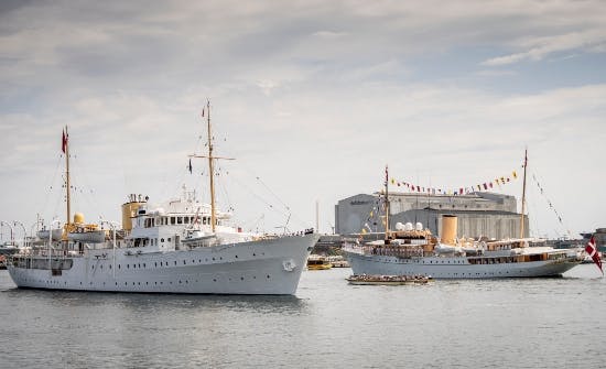 Kongeskibet Norge (til venstre) og Kongeskibet Dannebrog. 
