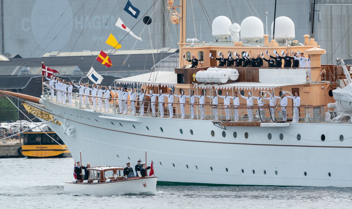 Kong Harald og dronning Sonjas chalup passerede Dannebrog på vej til Nordre Toldbod.&nbsp;
