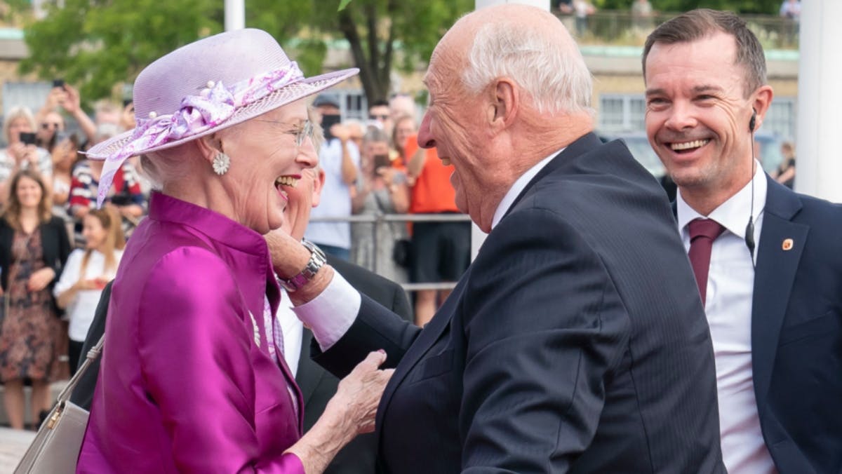 Dronning Margrethe og kong Harald ved indledningen af statsbesøget.&nbsp;
