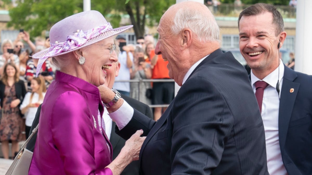 Dronning Margrethe og kong Harald ved indledningen af statsbesøget. 