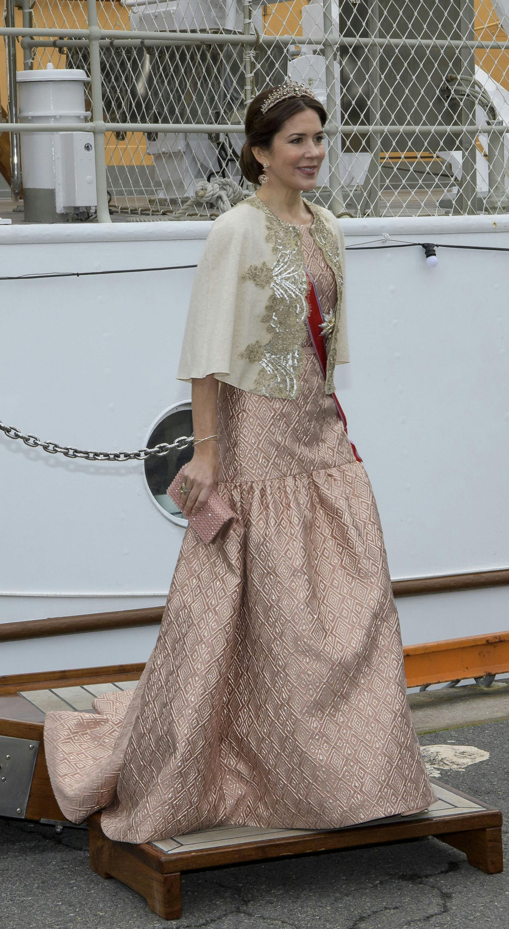 Kronprinsesse Mary i den rosa Max Mara-kjole i anledning af kong Haralds og dronning Sonjas fødselsdag i 2017.&nbsp;
