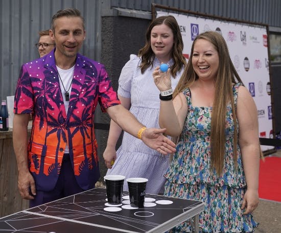 Mie og Mia viste talentet frem ved beer pong-bordet. 