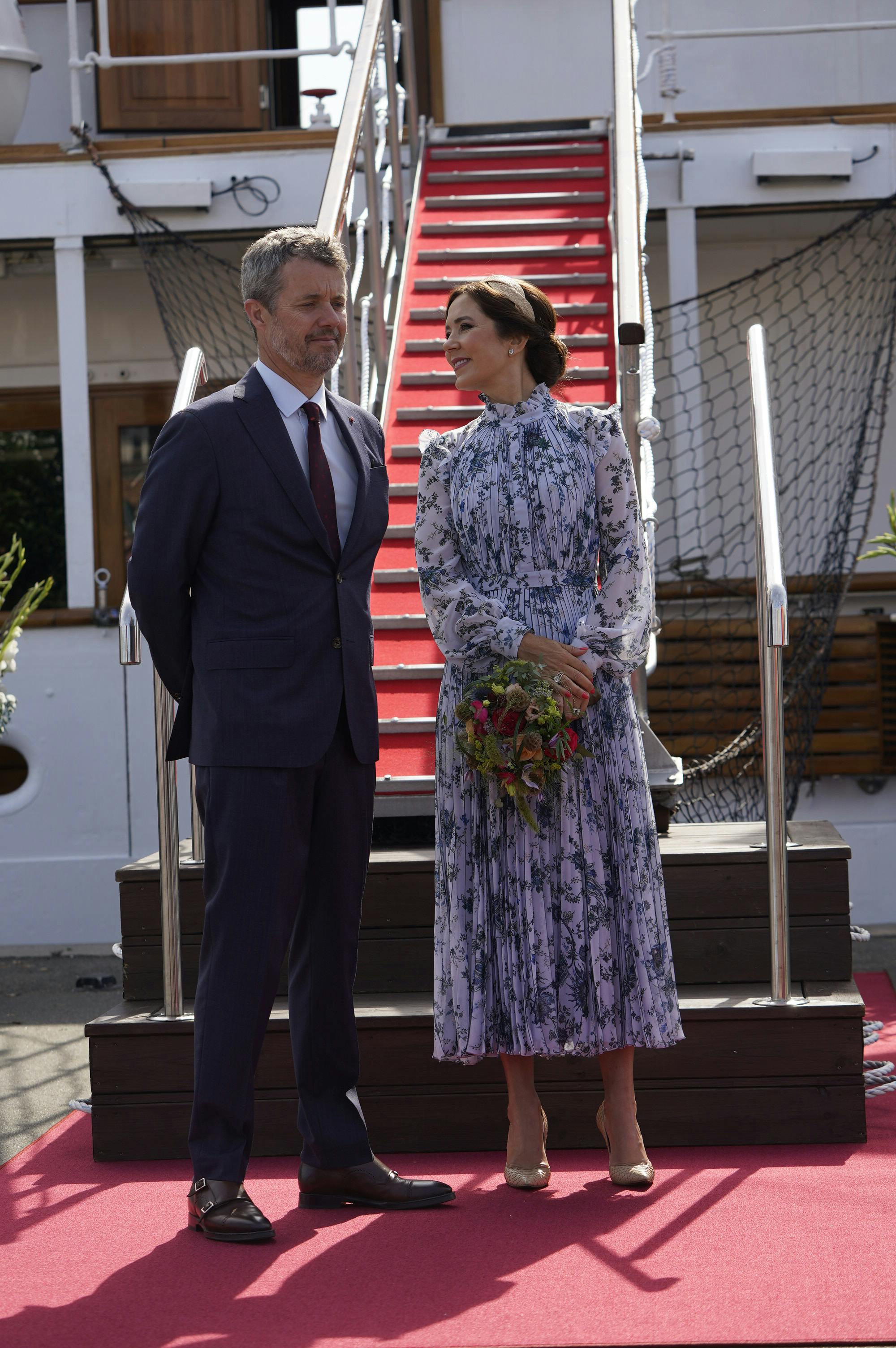 Kronprins Frederik og kronprinsesse Mary på kajen i Aarhus.&nbsp;
