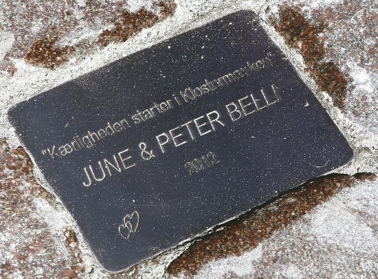 Mindeplade for June og Peter Belli.
