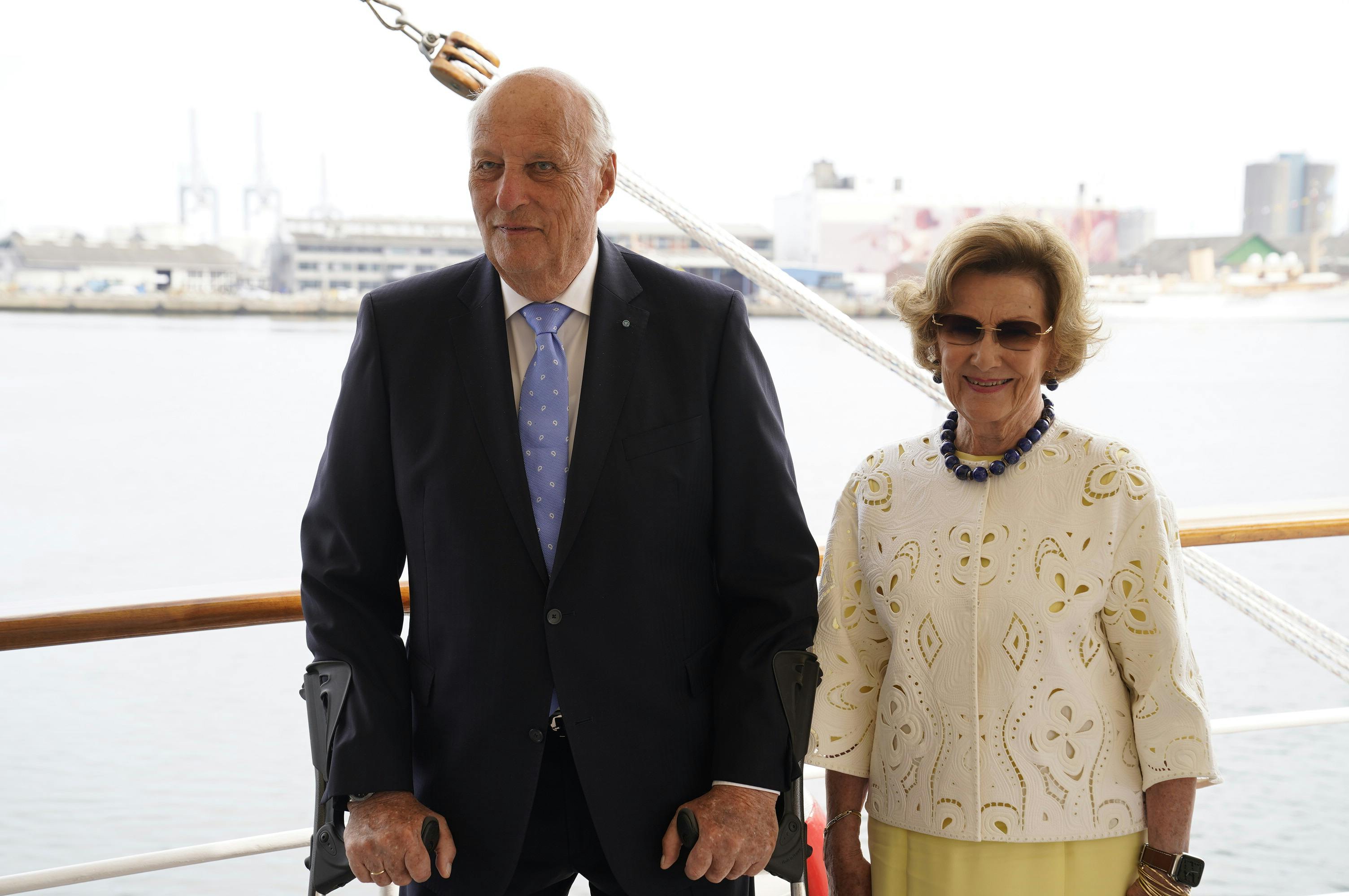 Kong Harald og dronning Sonja, da de ankom til Kongeskibet Norge, hvor pressemødet fandt sted tidligere på dagen. 