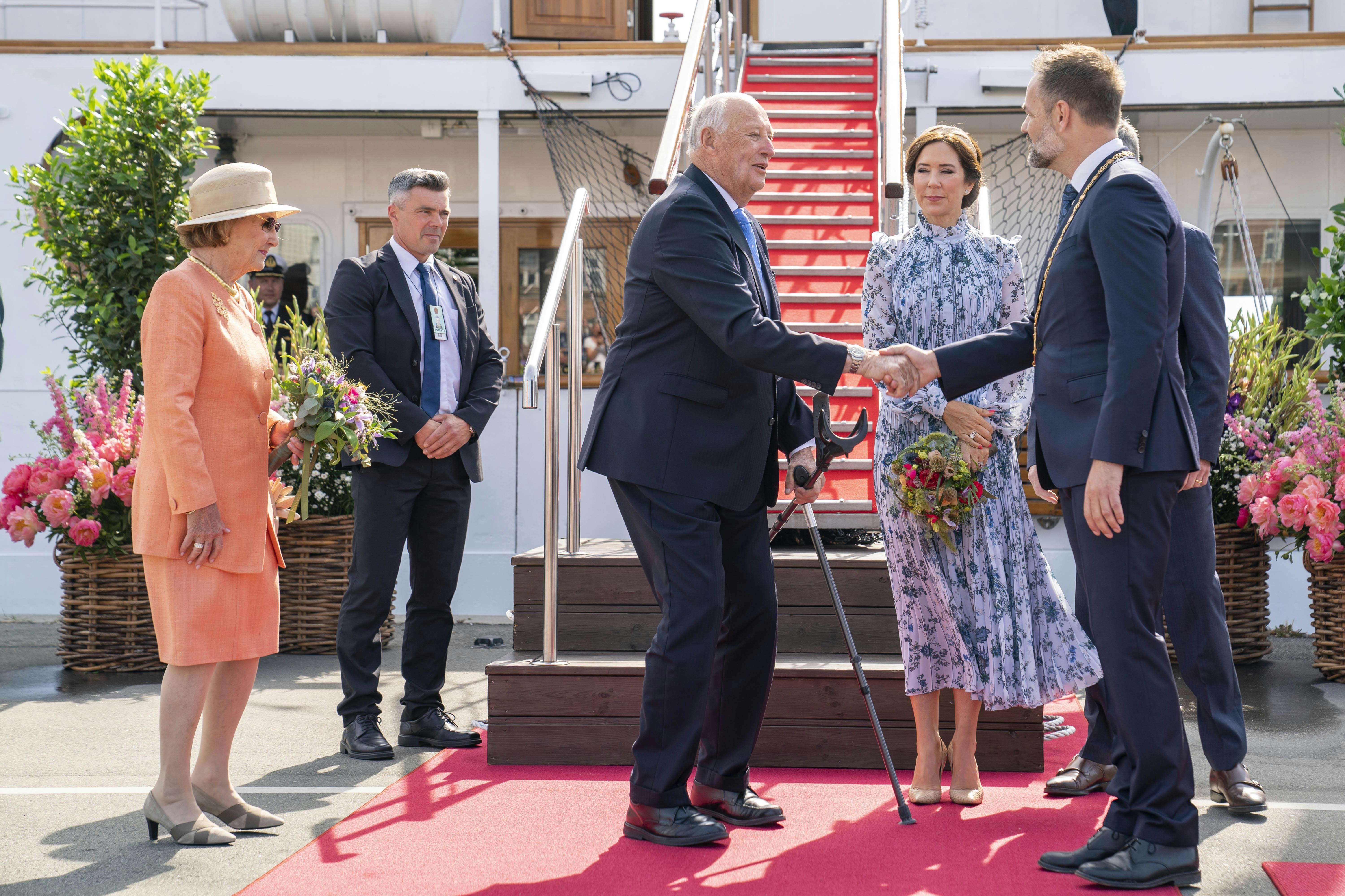 Dronning Sonja og kong Harald ankommer til Aarhus Havn.&nbsp;&nbsp;
