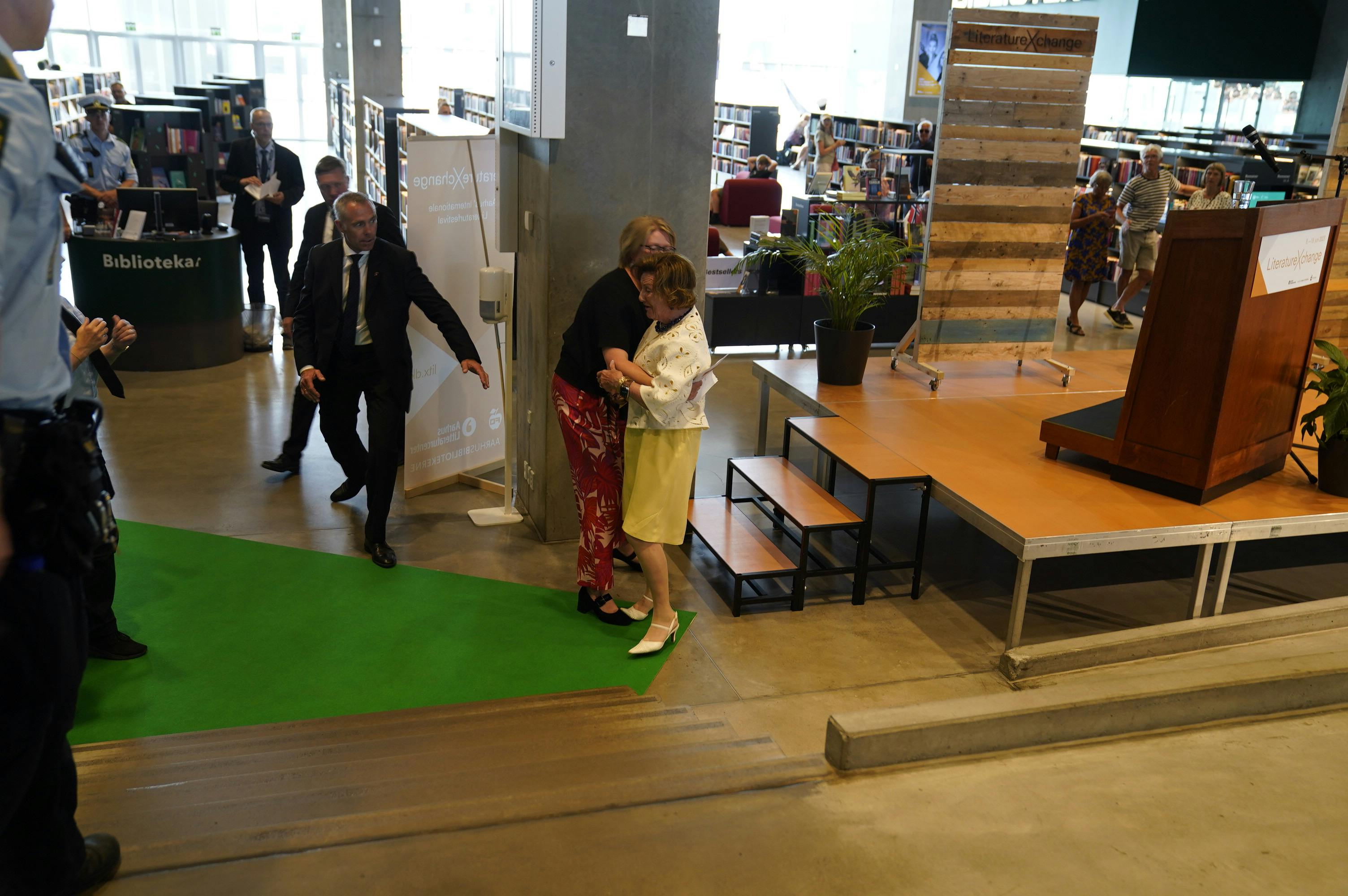 Dronning Sonja blev grebet af Bibliotekschef Marie Østergaard.  