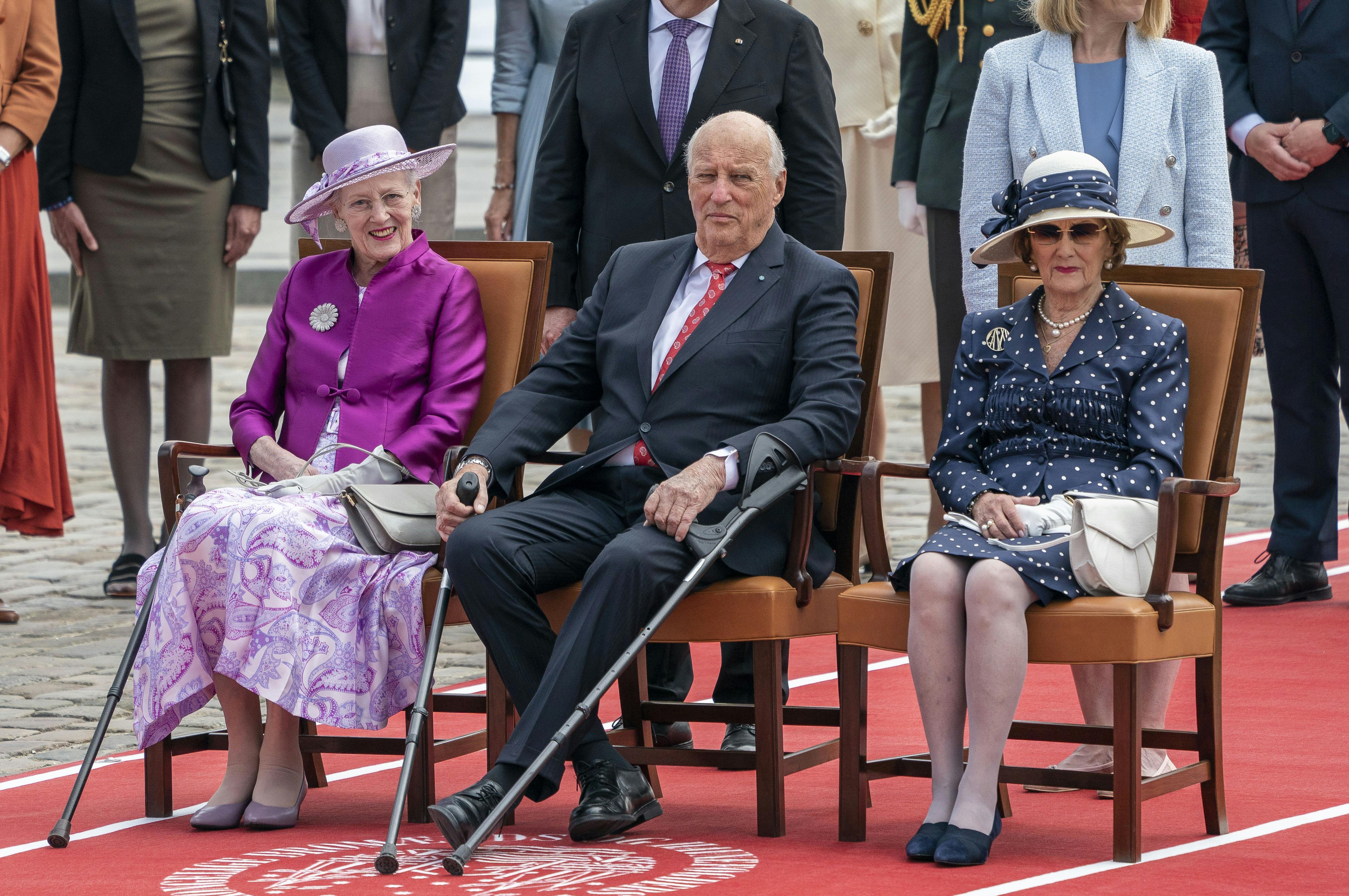 Dronning Margrethe, kong Harald og dronning Sonja. På dronning Sonjas højre skulder ses brochen, der er skabt af Georg Jensen i anledning af dronning Margrethes 50-års regeringsjubilæum.&nbsp;
