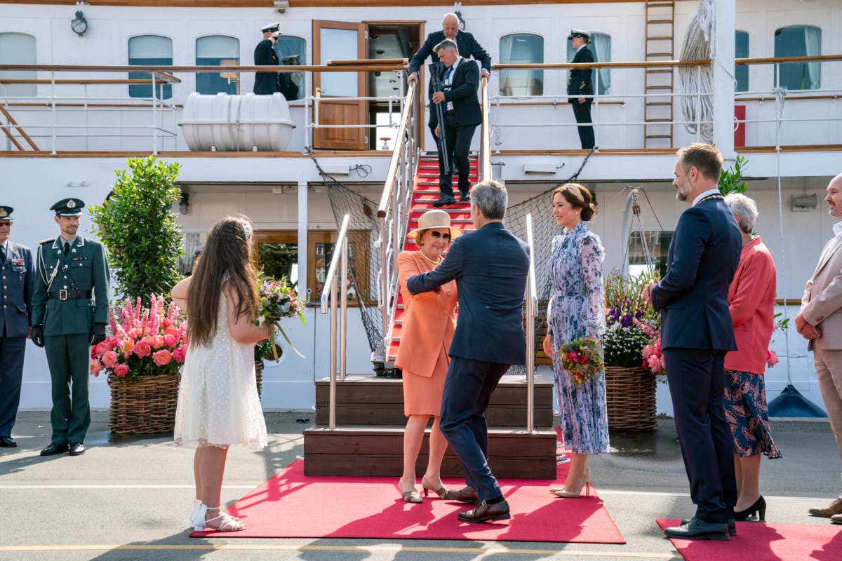 Kronprins Frederik gør klar til en omfavnelse af dronning Sonja, da han byder kongeparret velkommen ved Aarhus Havn. Dronning Sonja er en nær veninde af dronning Margrethe.&nbsp;
