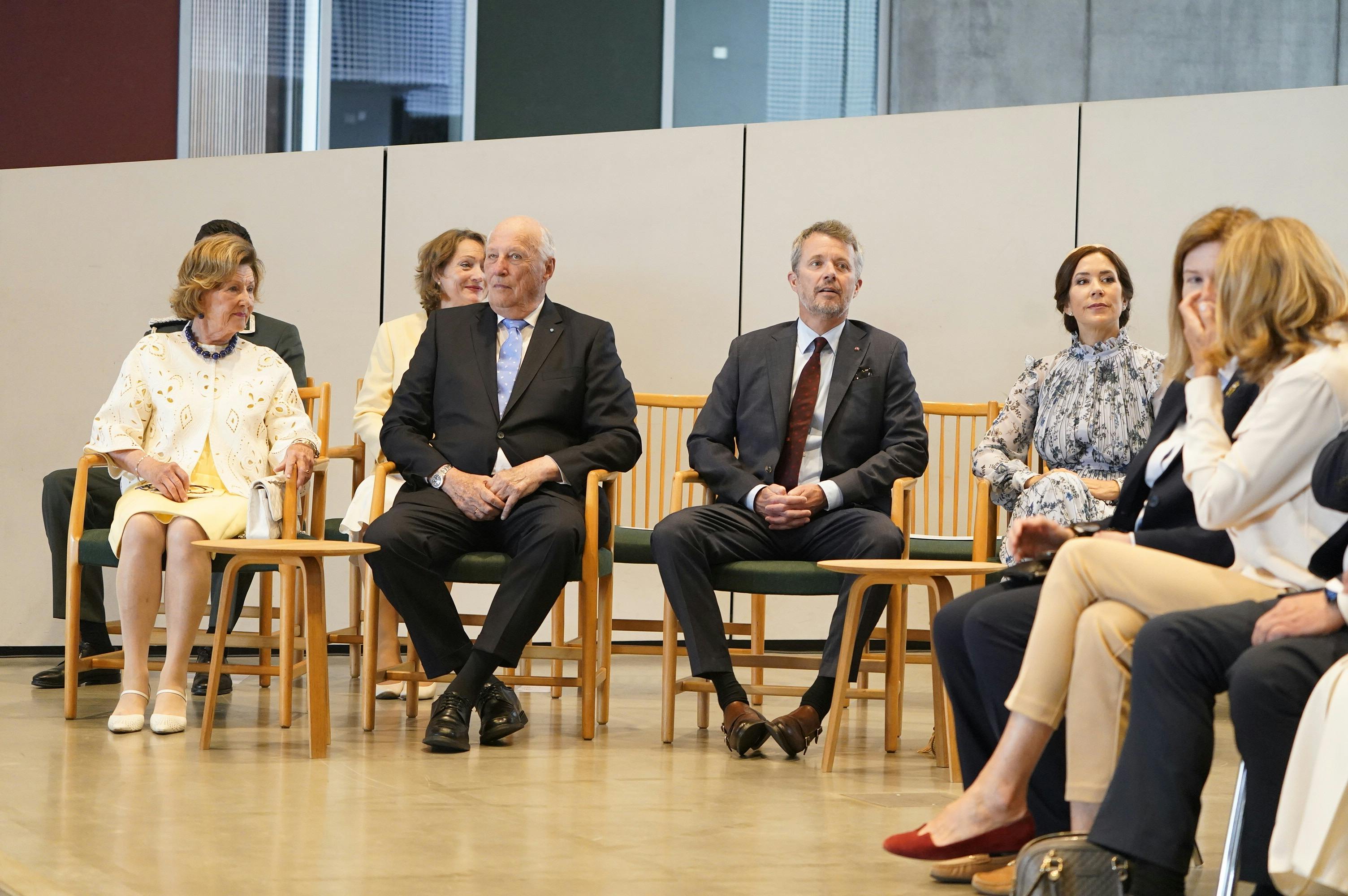 Dronning Sonja satte sig efterfølgende på sin plads ved kronprinsparret. 