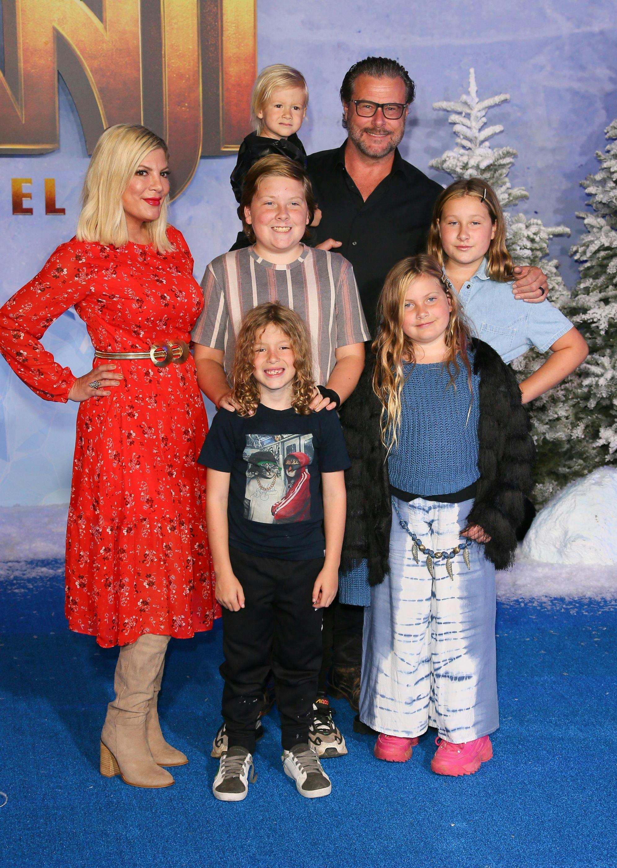 Tori Spelling og Dean McDermott med deres fem børn i 2019. 