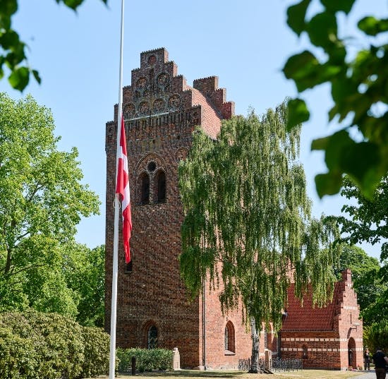 Brøndbyvester Kirke med flaget på halv.