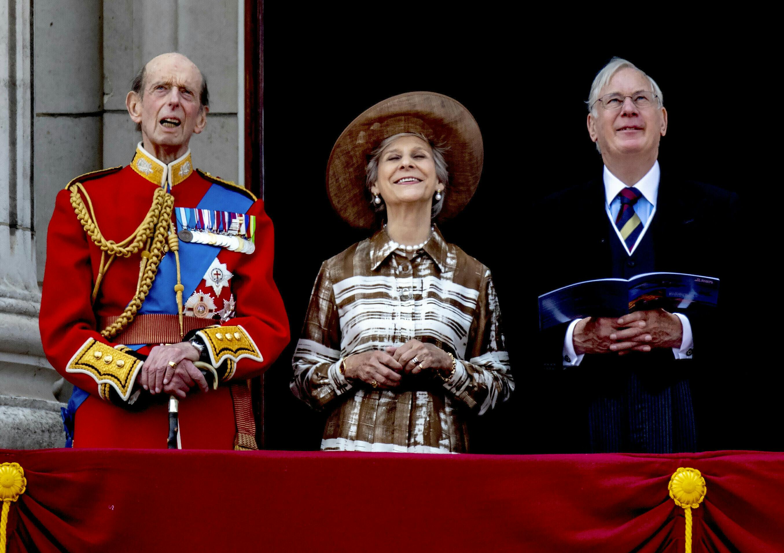 Hertuginde af Kent og hertugparret af Gloucester. 