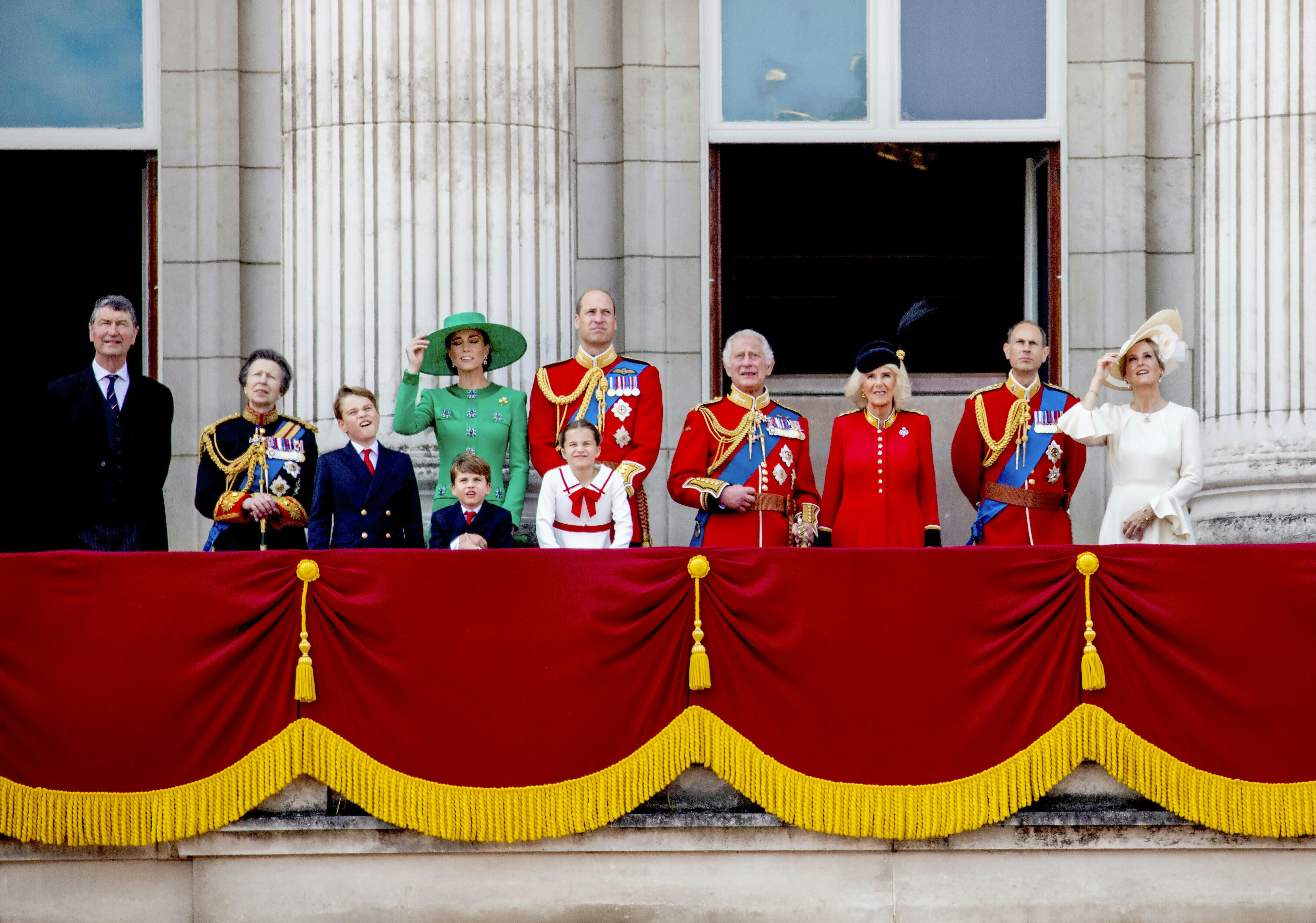 Tim Laurence, prinsesse Anne, prins George, prinsesse Kate, prins Louis, prinsesse Charlotte, prins William, kong Charles, dronning Camilla, prins Edward og hertuginde Sophie.&nbsp;
