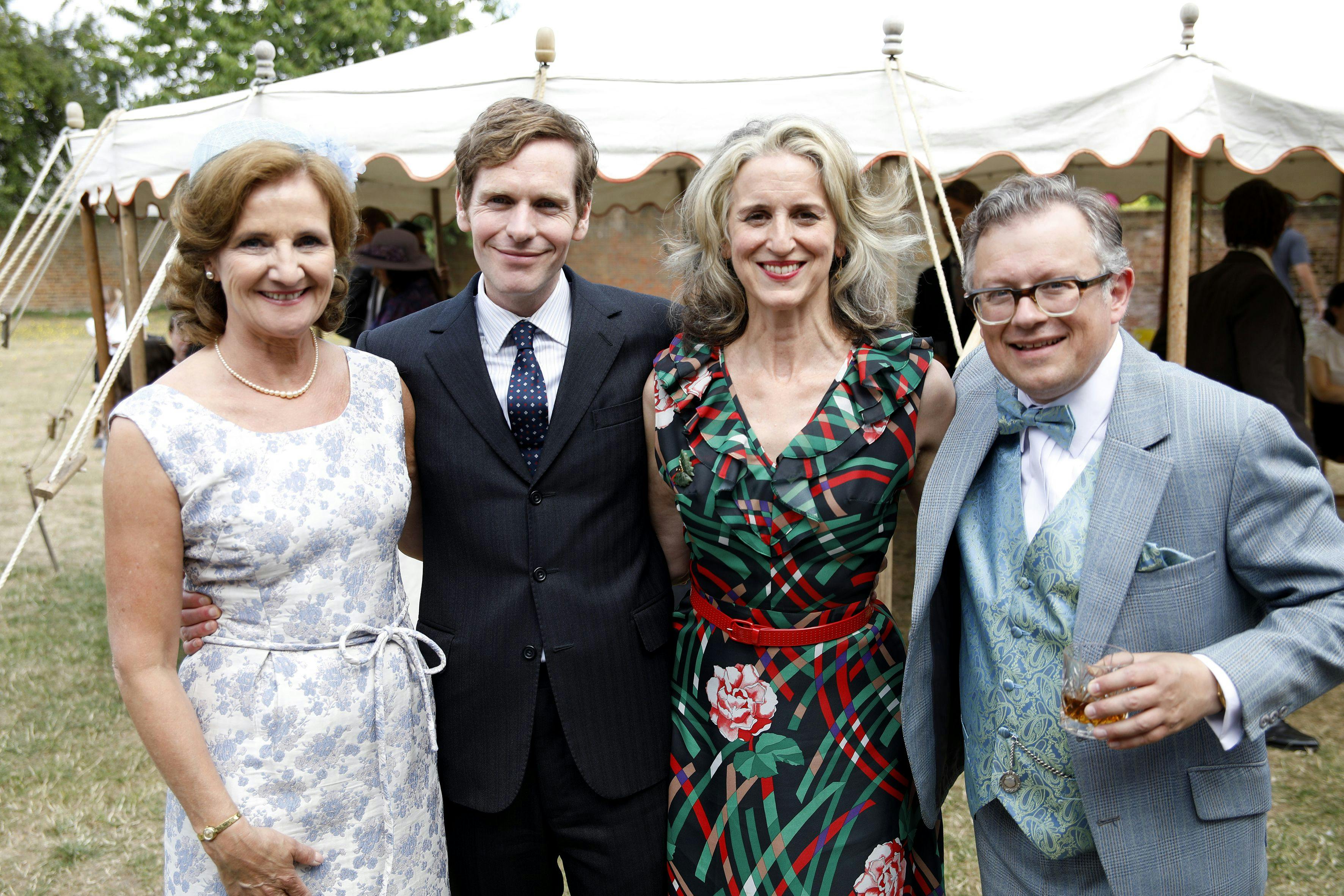 Stjerner fra "Unge Morse" med Shaun Evans og Abigail Thaw i midten. 