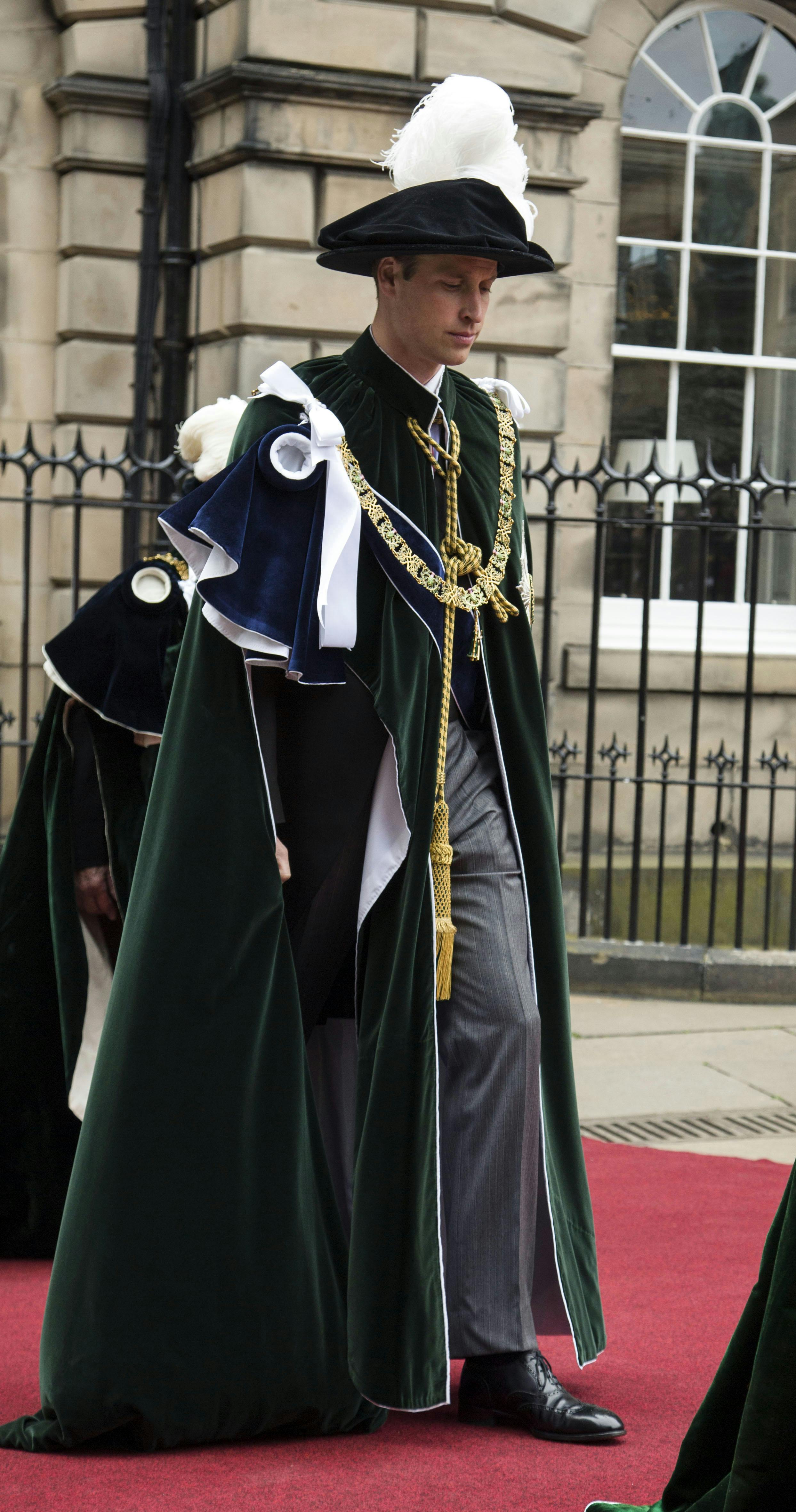 Prins William med den mørkegrønne kåbe. 