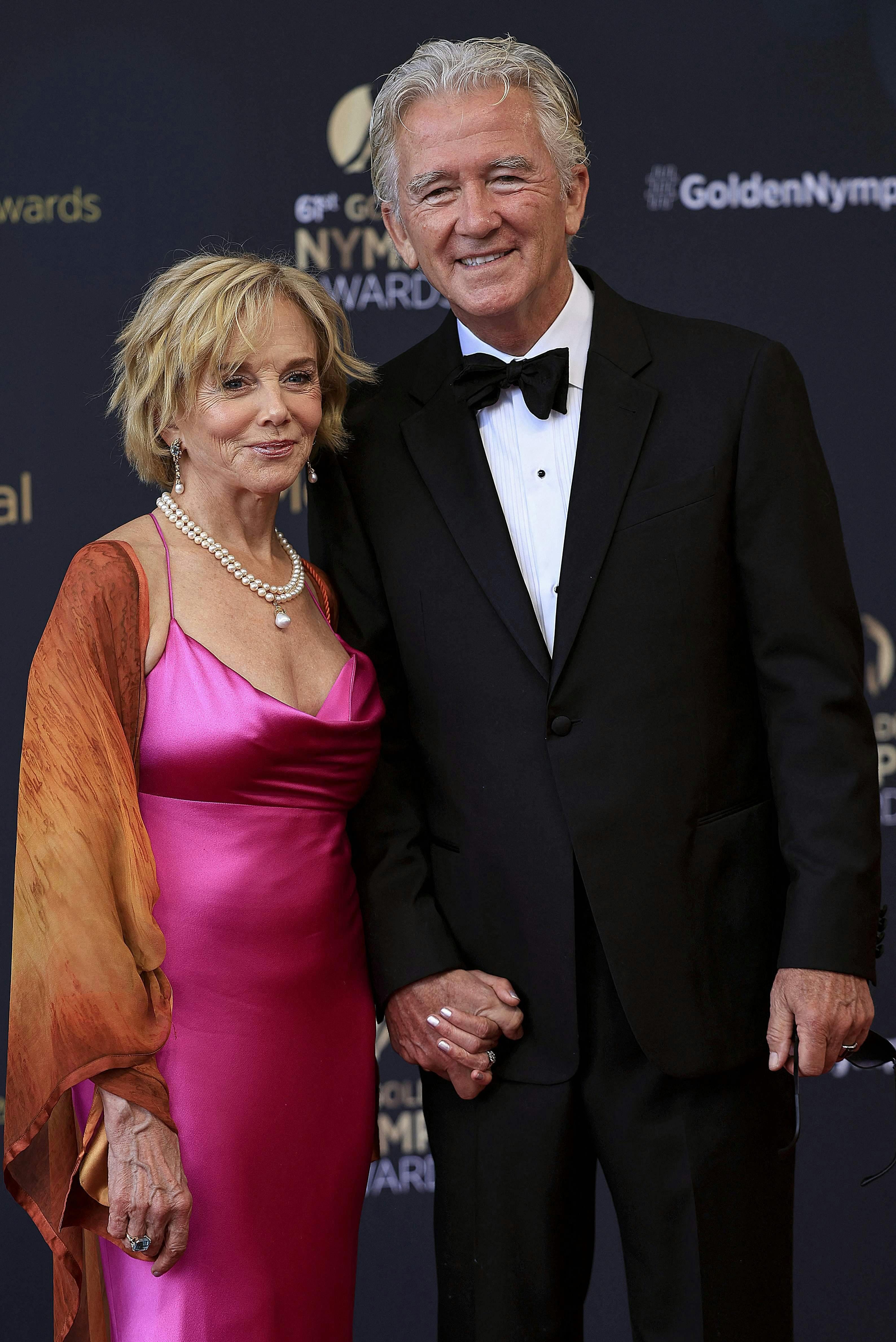 Patrick Duffy og kæresten Linda Purl i juni 2023. 