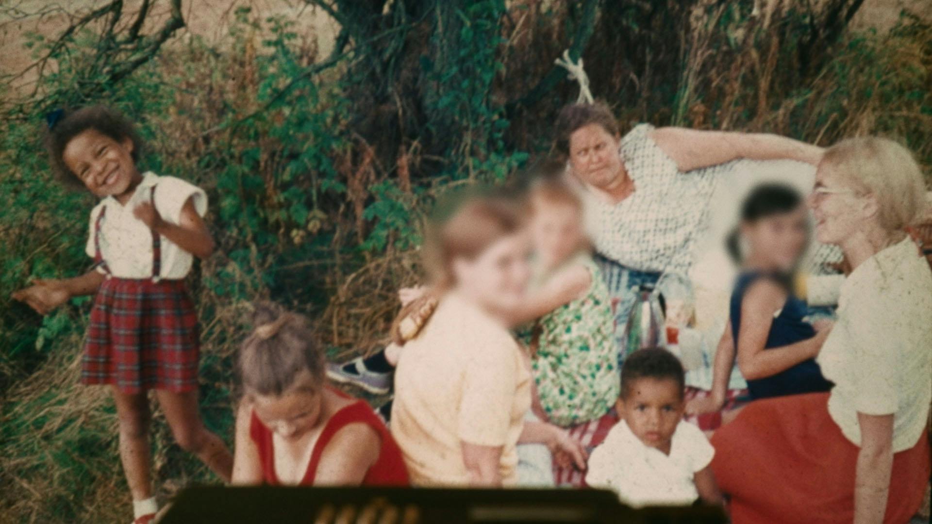 På billedet ses Iben længst til venstre. I baggrunden ligger Lise Brems. 