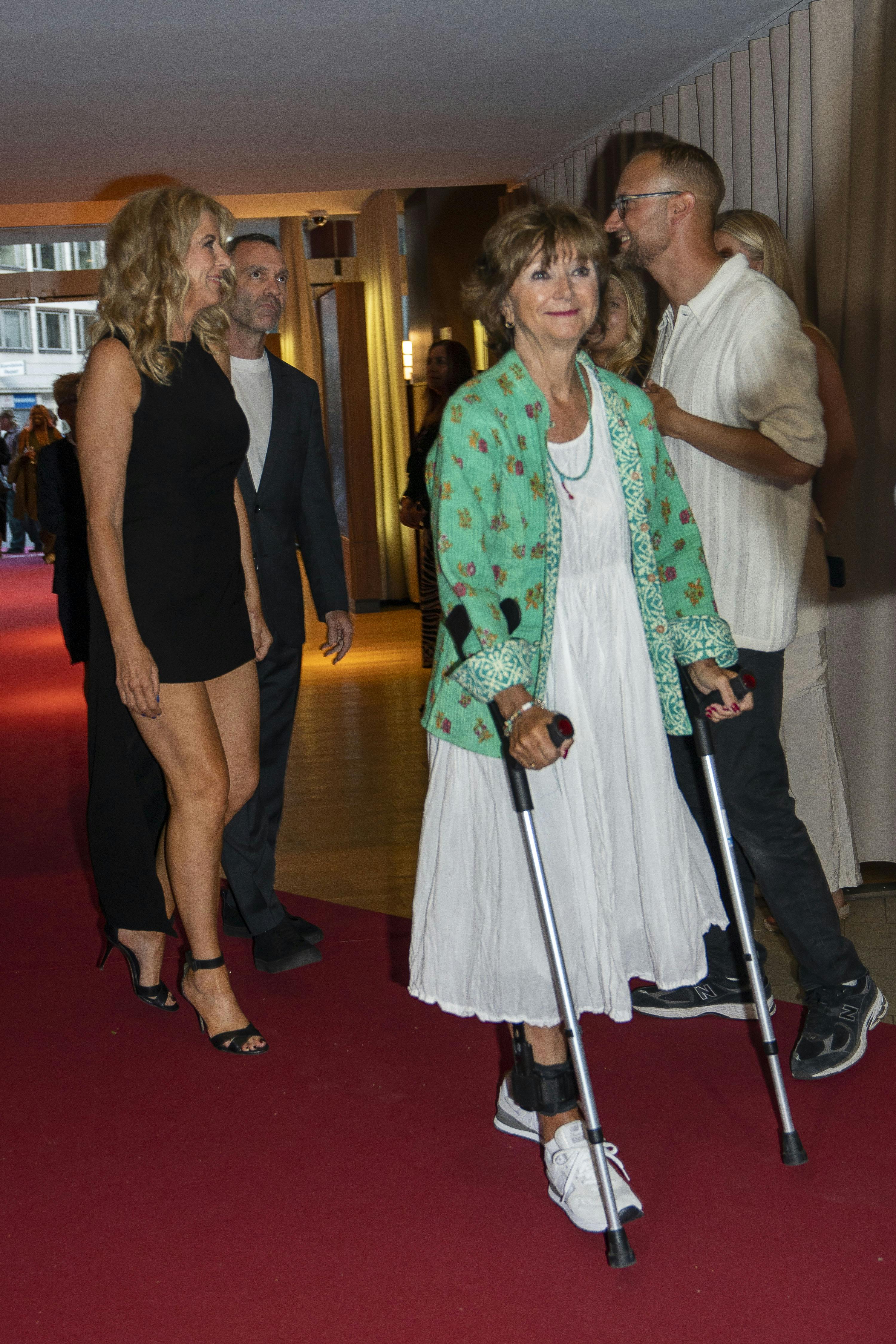 Sonja Oppenhagen støttede sig til et par krykker, da hun onsdag var til gallapremiere. 