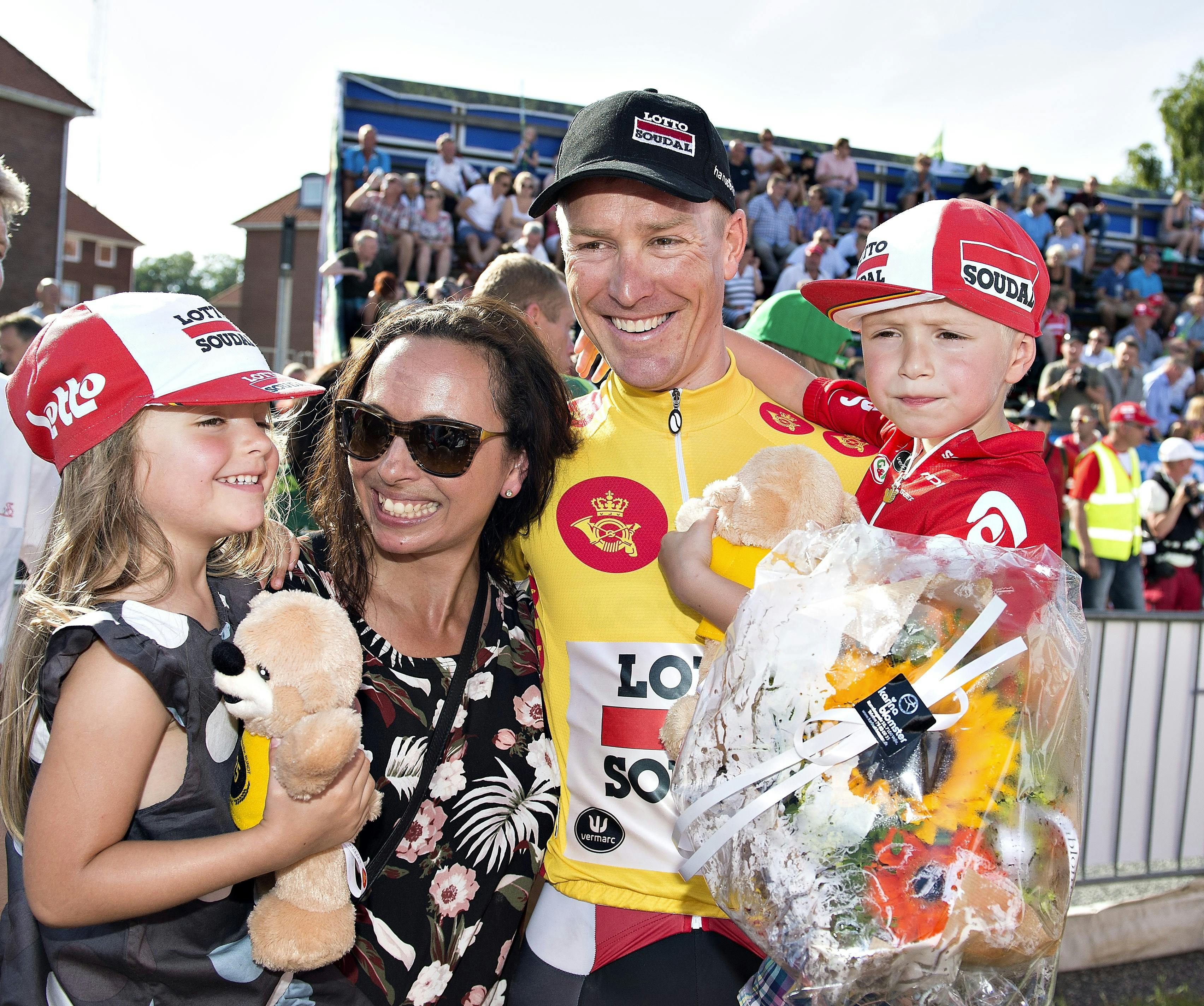 Lars Bak og hustruen Elisabeth med tvillingerne Liva og Oscar efter Post Danmark Rundt i 2015.&nbsp;
