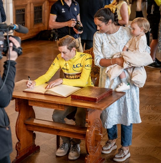 Både Jonas Vingegaard og Trine Marie Hansen skrev i gæstebogen på Københavns Rådhus efter sejren sidste år.&nbsp;
