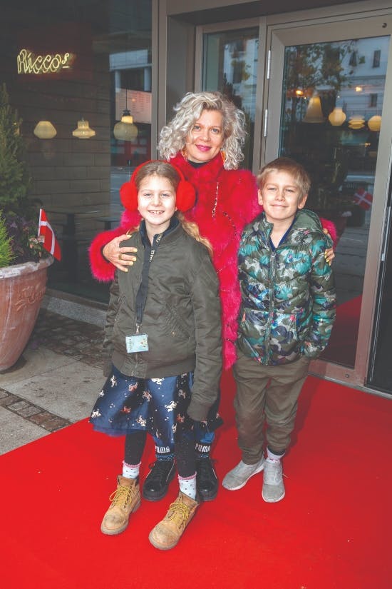 Sara Bro med børnene Miriam og Fritz. I dag er de noget ældre end på billedet.