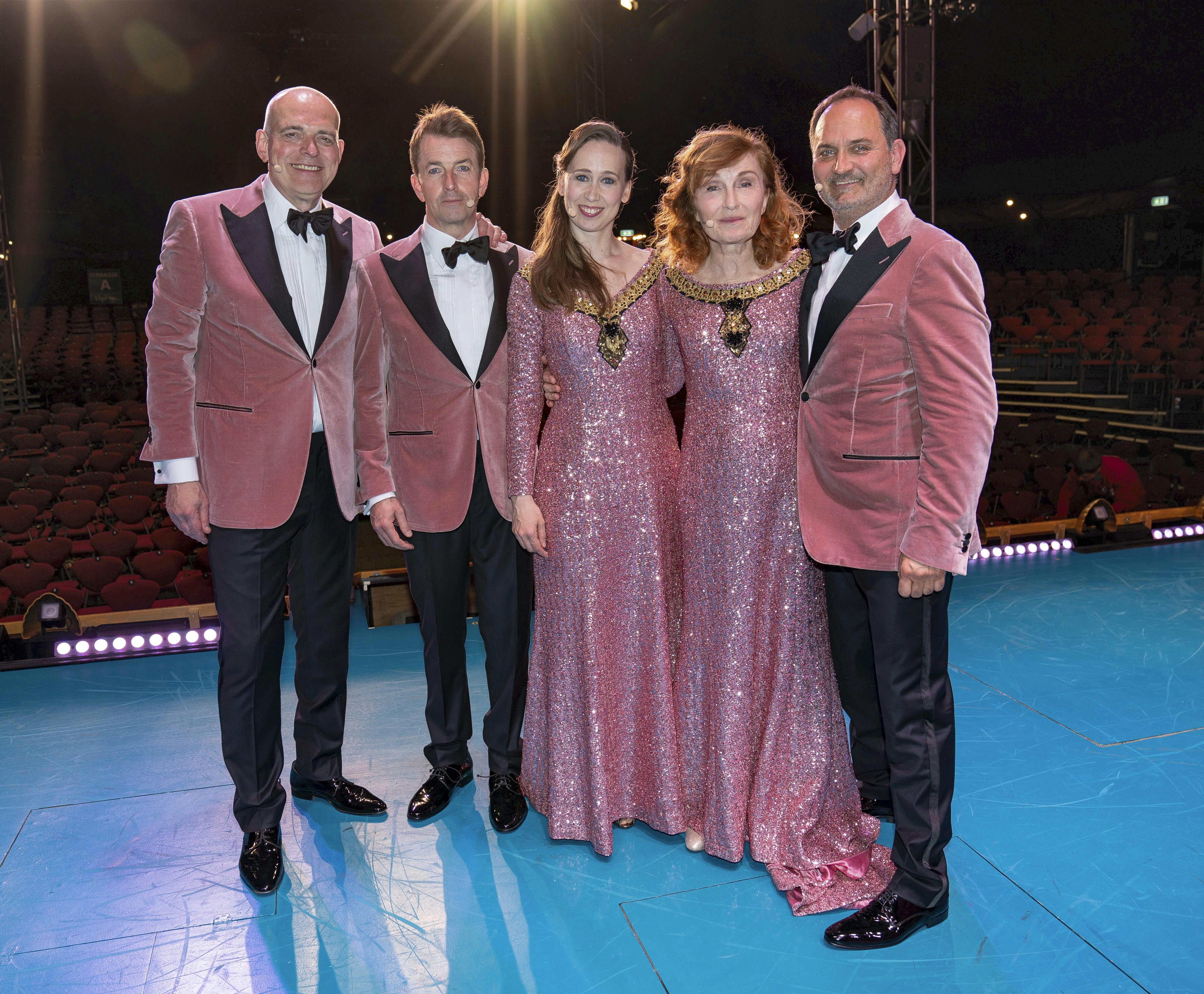 På scenen i Cirkusrevyen står Merete Mærkedahl og Mads Knarreborg sammen med Niels Olsen, Bodil Jørgensen og Niels Ellegaard.