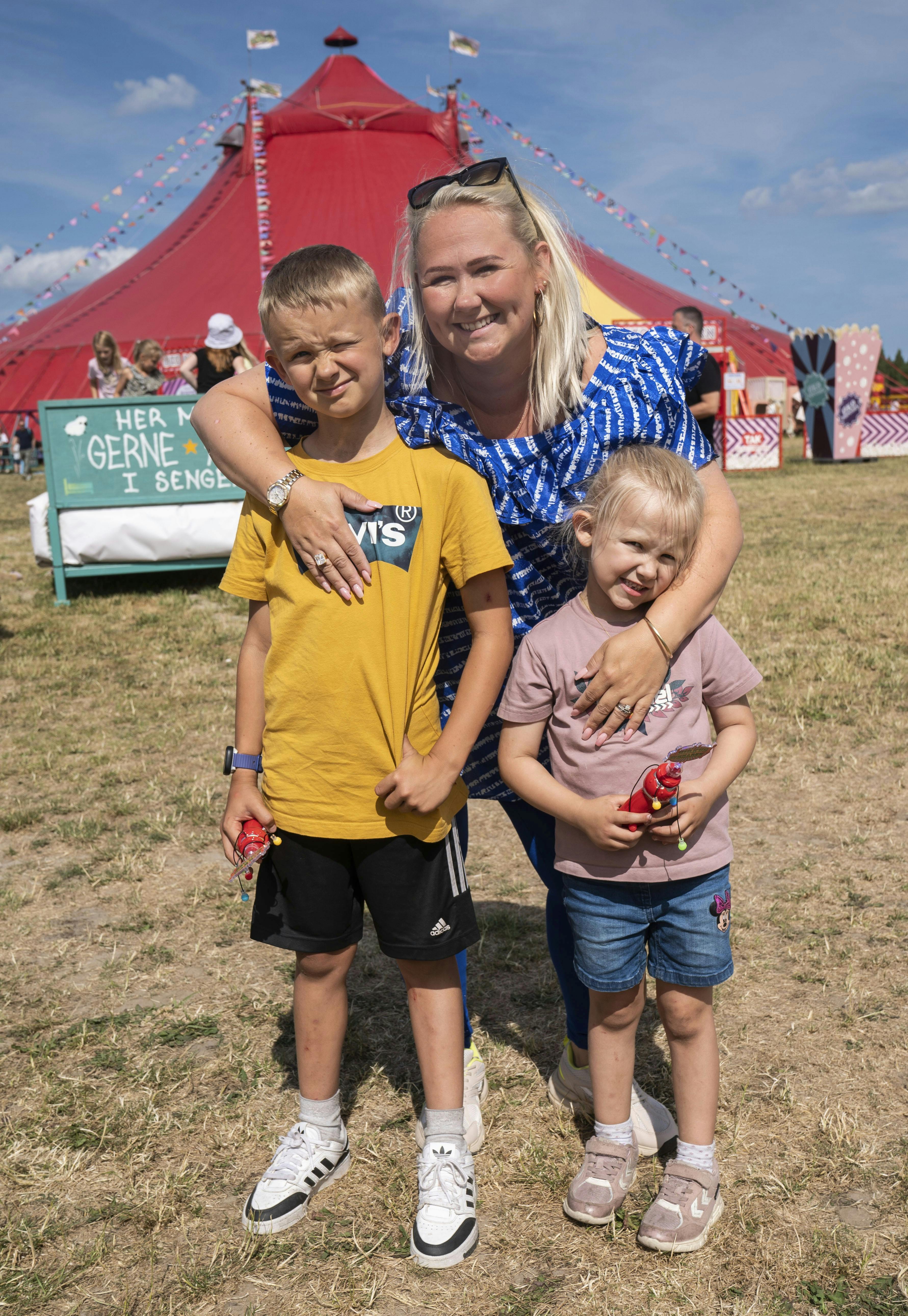 Cecilie Schmeichel sammen med sine to børn, Noah og Sophie, til premieren på Cirkus Summarum. 