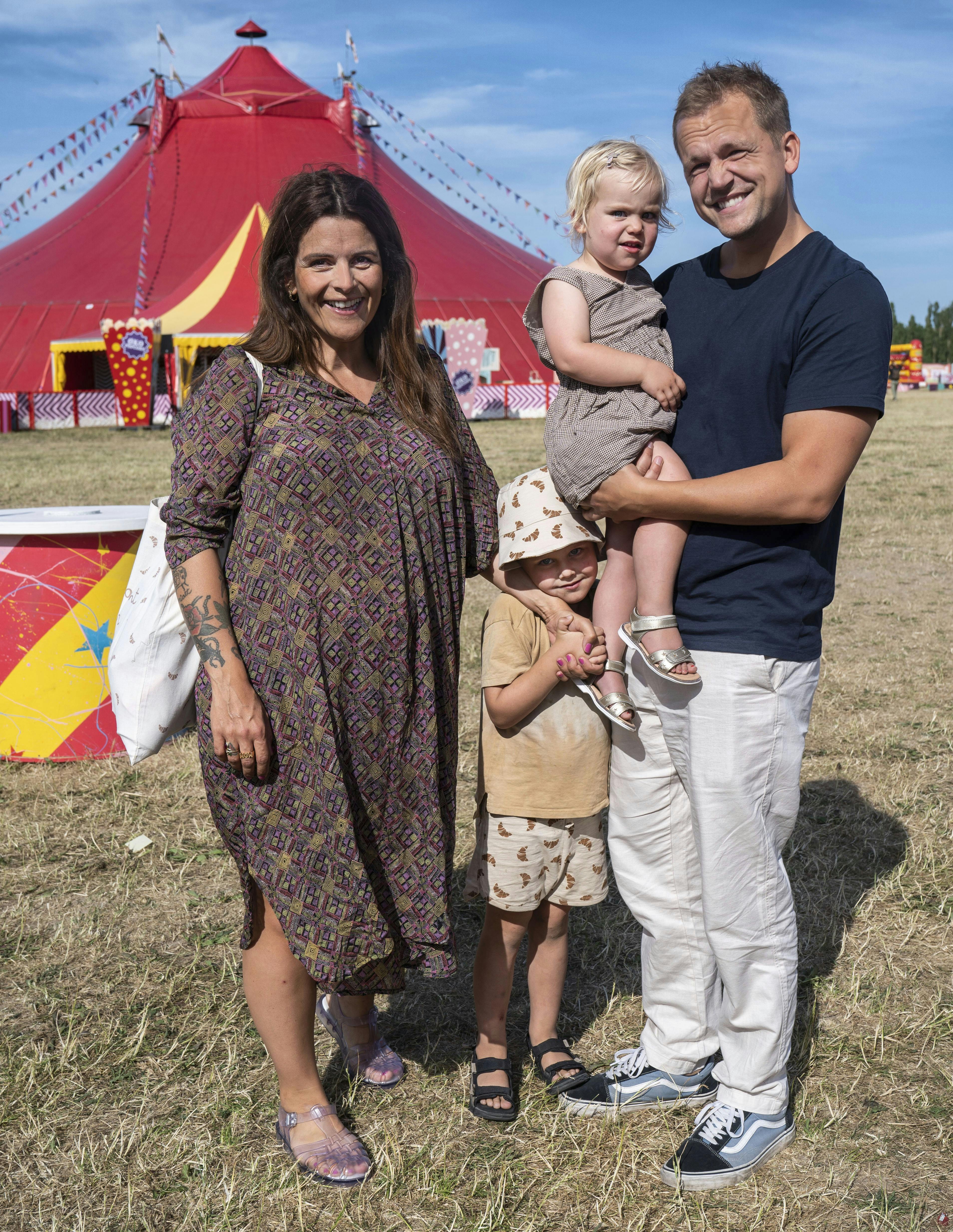 Petra Nagel sammen med sin mand Asbjørn og parrets to børn, Pelle Emil og Rosa, til premiere på Cirkus Summarum.
