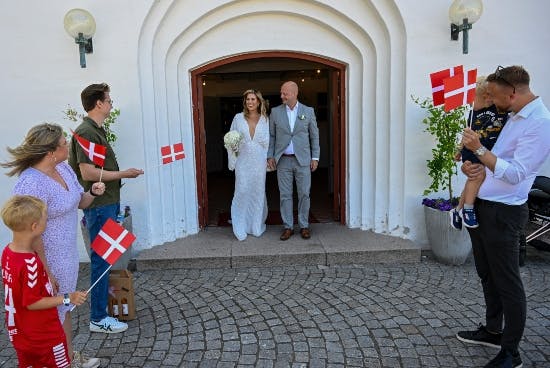Vickie Jo Ringgaard og Niels Stausholm kommer ud fra kirken.