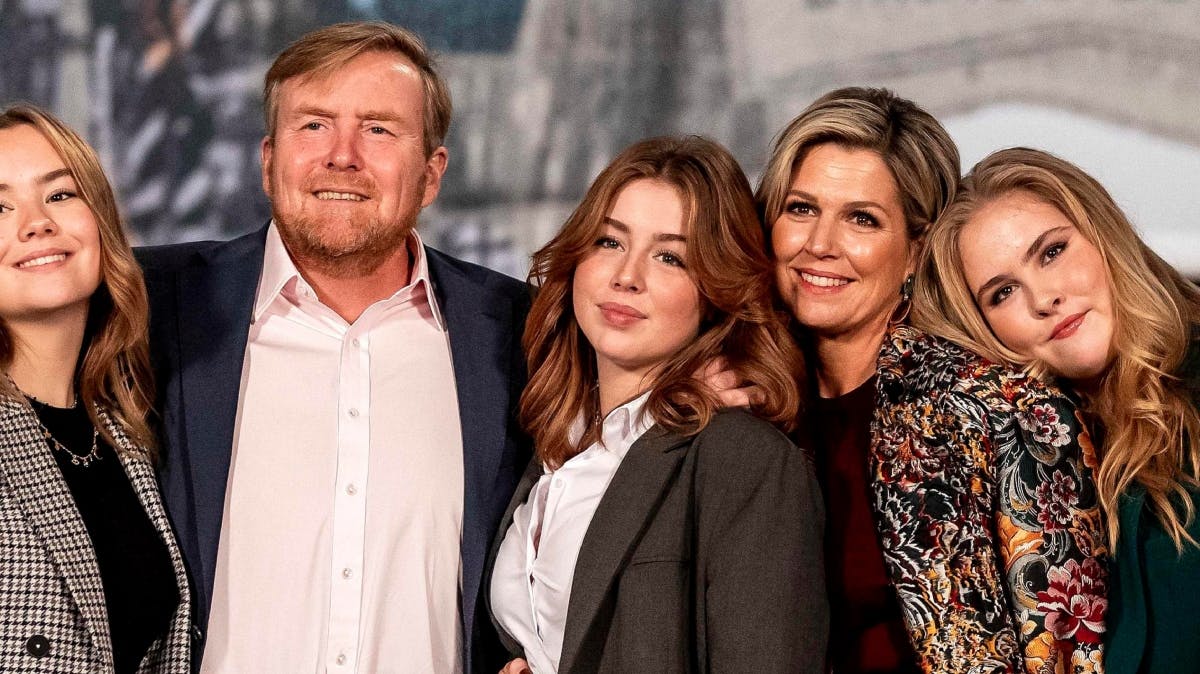 Kong Willem-Alexander og dronning Maxima med deres tre døtre, prinsesse Ariane, 16, prinsesse Alexia, 18, og prinsesse Amalia, 19. 