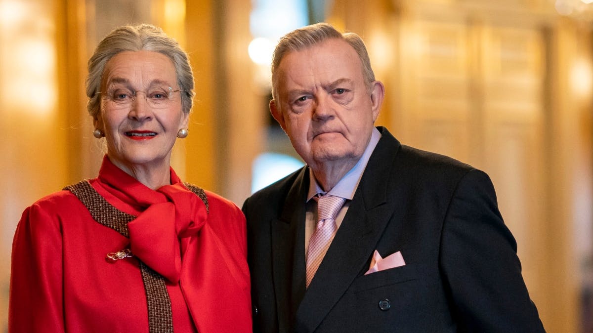 Peter Schrøder som prins Henrik sammen med Ulla Henningsen, som spiller den ældre dronning Margrethe.&nbsp;
