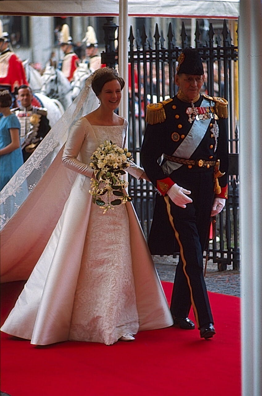 Tronfølger Margrethe sammen med sin far kong Frederik IX på vej til kirken for at gifte sig med grev Henri de Monpezat.