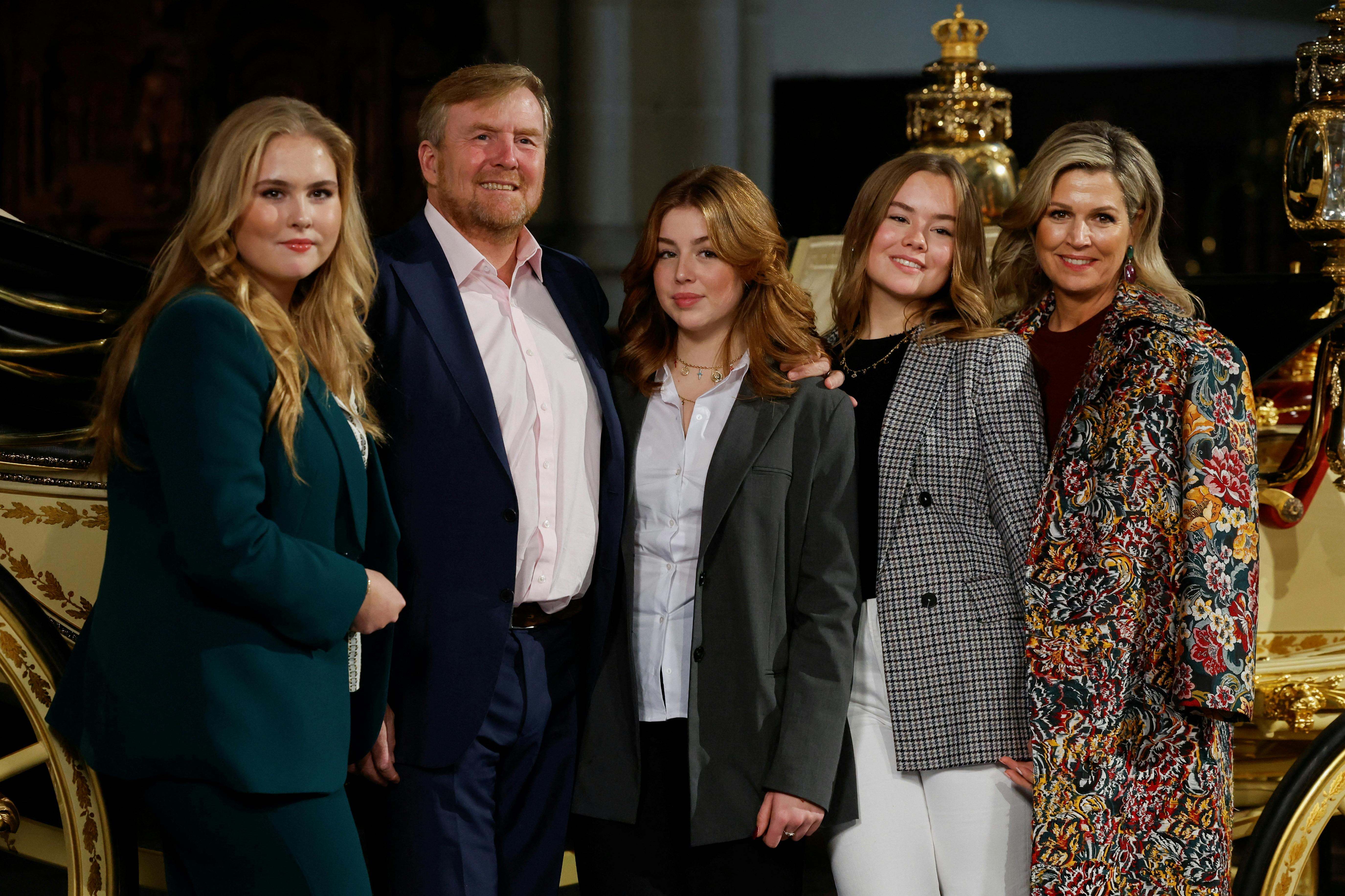 Fra venstre: Prinsesse Amalia, kong Willem-Alexander, prinsesse Alexia, prinsesse Ariane og dronning Maxima. 