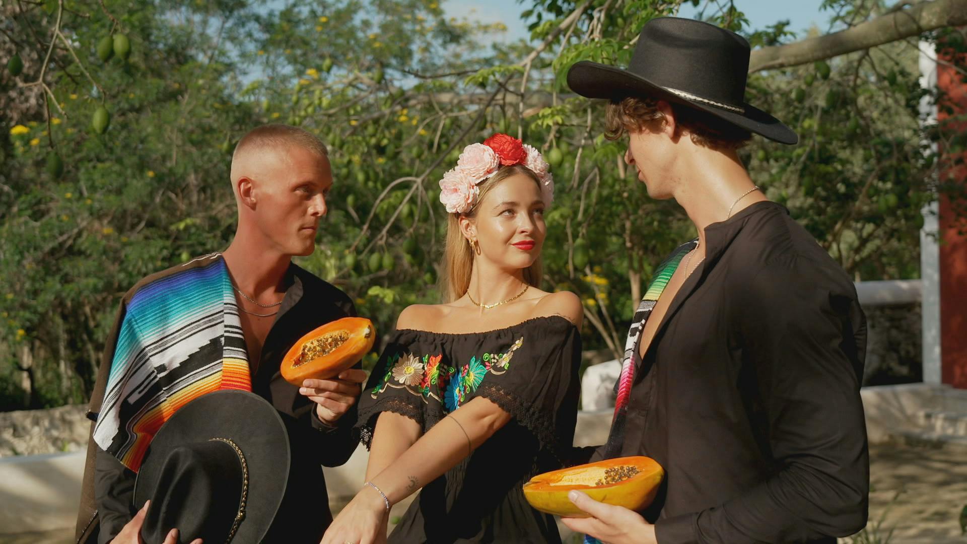 Rasmus, Julie og Adam på fotoskydning i "Bachelorette". 