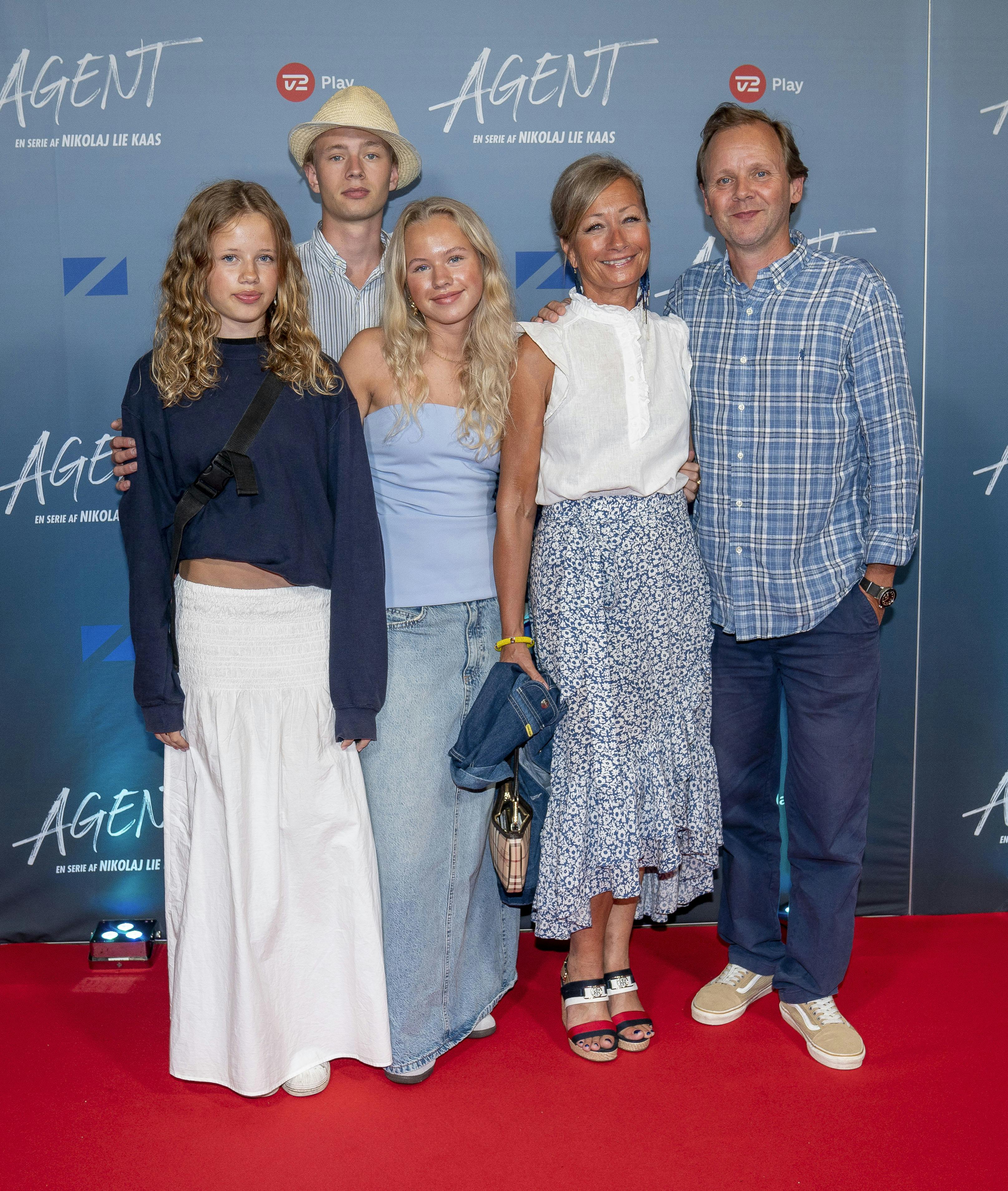 Maria Montell og Tomas Villum Jensen med deres tre børn. (Fra venstre) Lilly, Villum og Smilla.&nbsp;
