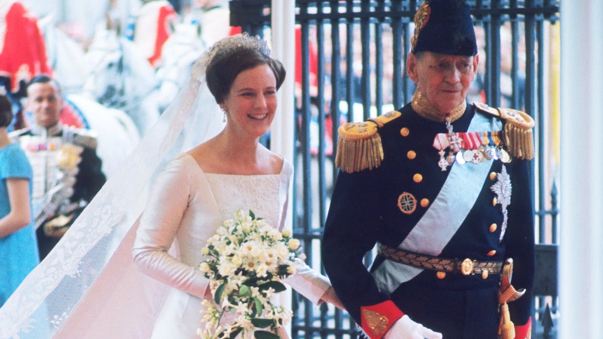 56 efter brylluppet: Syerske afslører finurlige detaljer om dronning Margrethe brudekjole |
