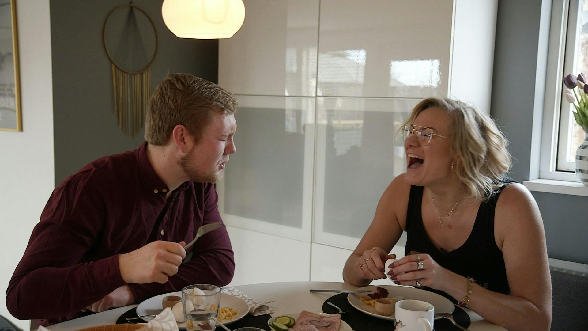 Kenni og Stine Sara udviklede et nært venskab, efter de begge medvirkede i DR-programmet "Anderledes som mig". 