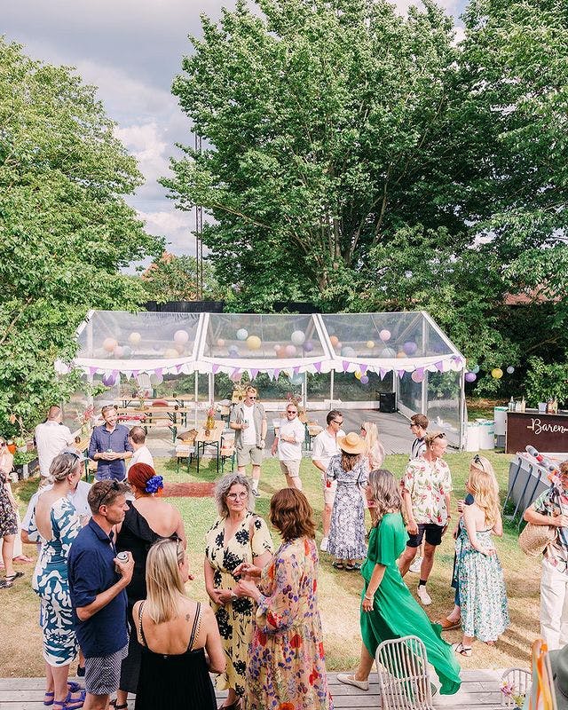 Jon Lange og Mette Marie Lei Lange havde samlet venner og familie til en storslået havefest hjemme i Køge.&nbsp;
