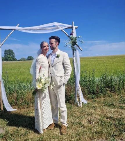 Neel Rønholt og Jens Sætter-Lassen til deres bryllup, der fandt sted under åben himmel lørdag den 24. juni 2023 i Rørvig.&nbsp;
