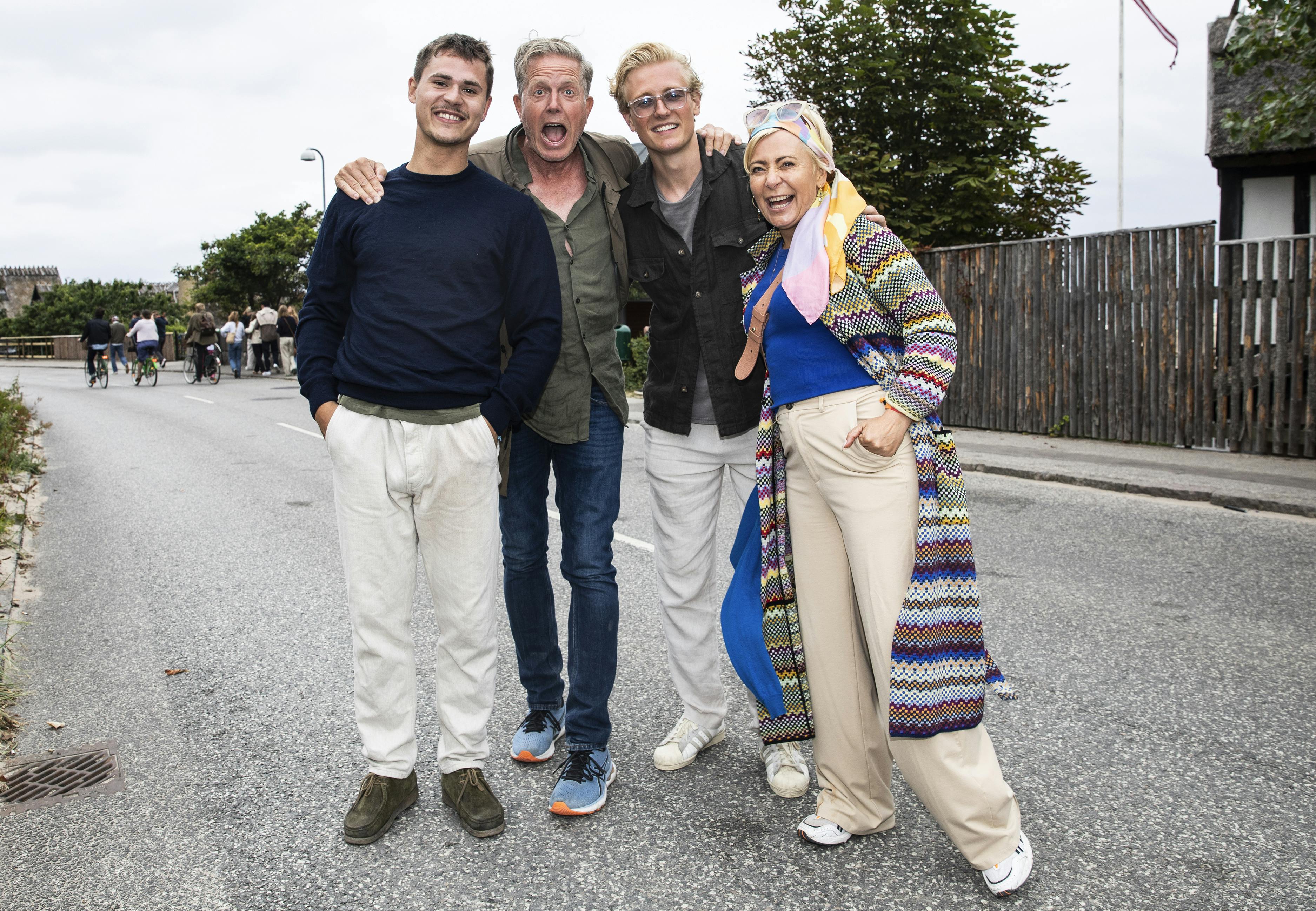 Peter Mygind sammen med sin søn, Valdemar (th) og hustru Lise Mühlhausen til Musik i Lejet i 2022.&nbsp;
