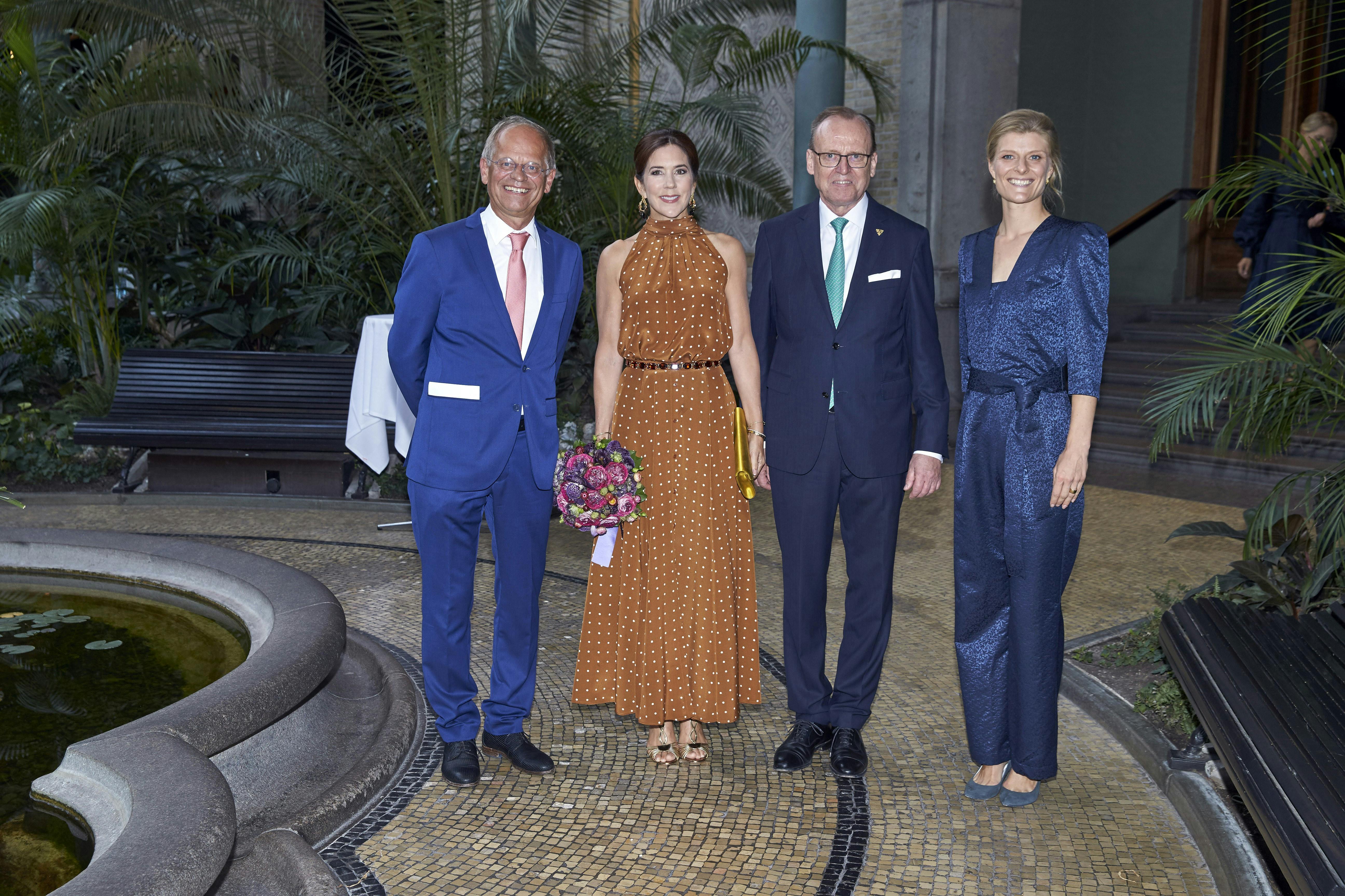 Overskrift: Kronprinsesse MaryNavne : Kronprinsesse MaryFoto: Birger StormTekst: Kronprinsesse Mary overrækker Carlsberg fondens priser videnskab og forskningSted: Glyptoteket Københavnoptagelses dato: 20190901Journalist: Trine Larsen