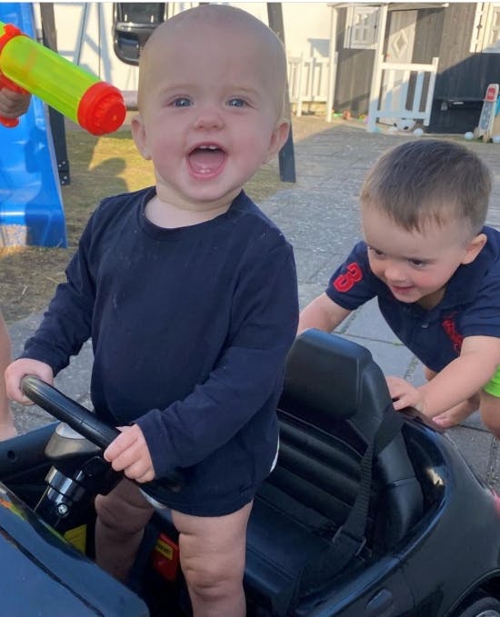 Glad Aura med storebror Noah.